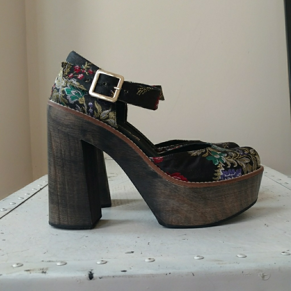 Free People black brocade platform heels sz 8